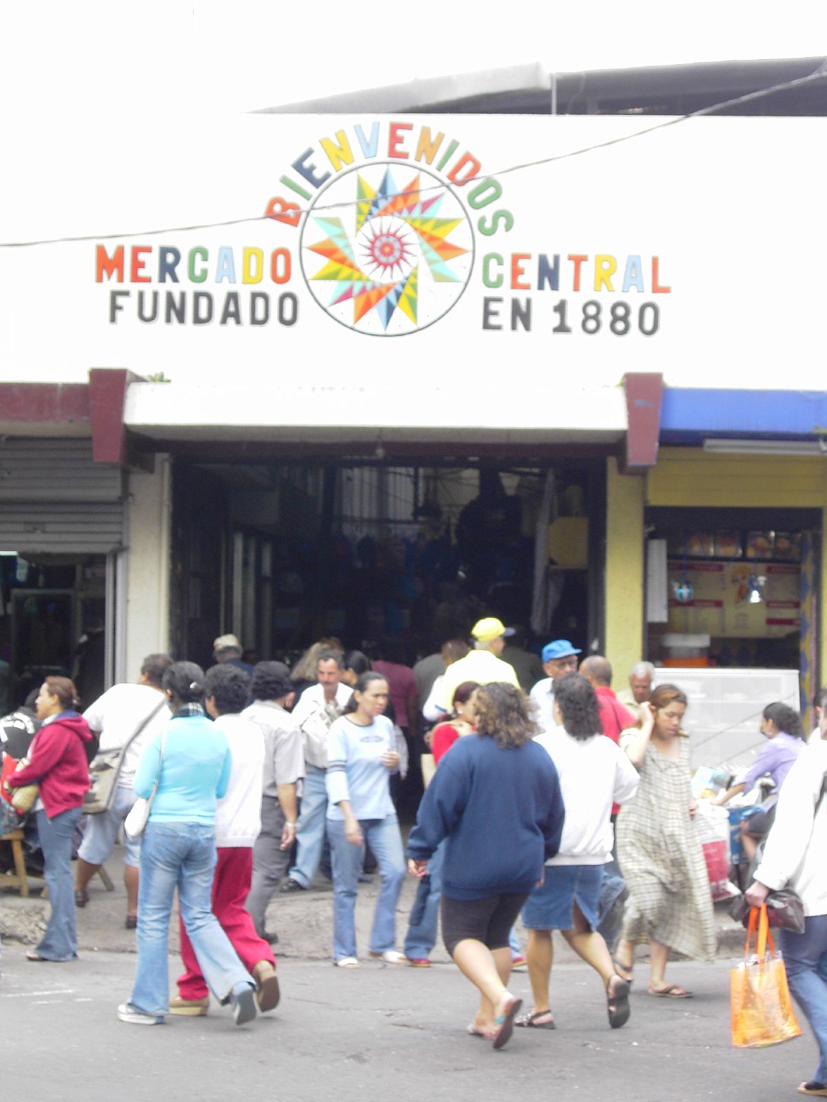 Entrada histórica del Mercado Central de San José