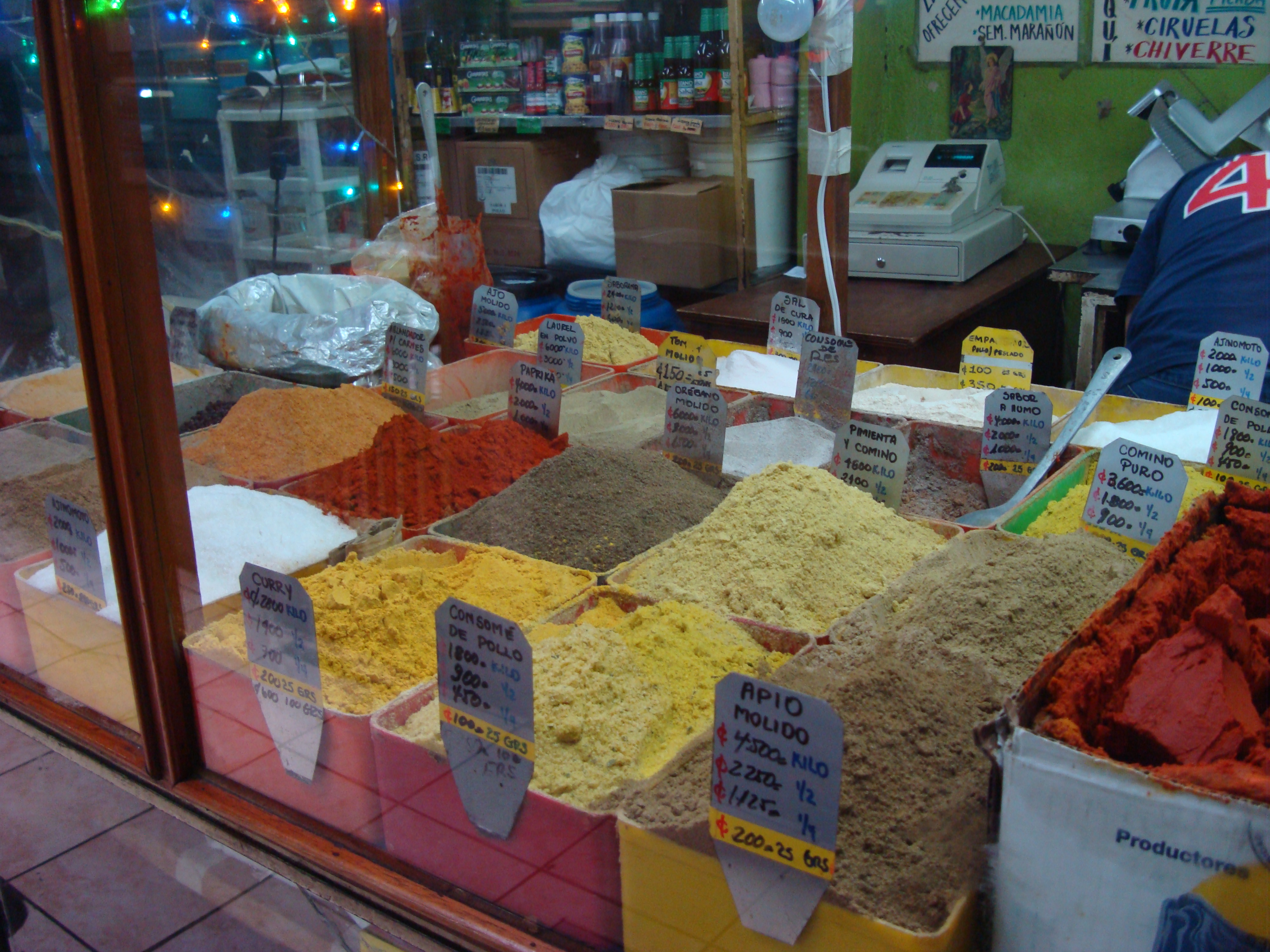 Especias a la venta en el Mercado Central de San José