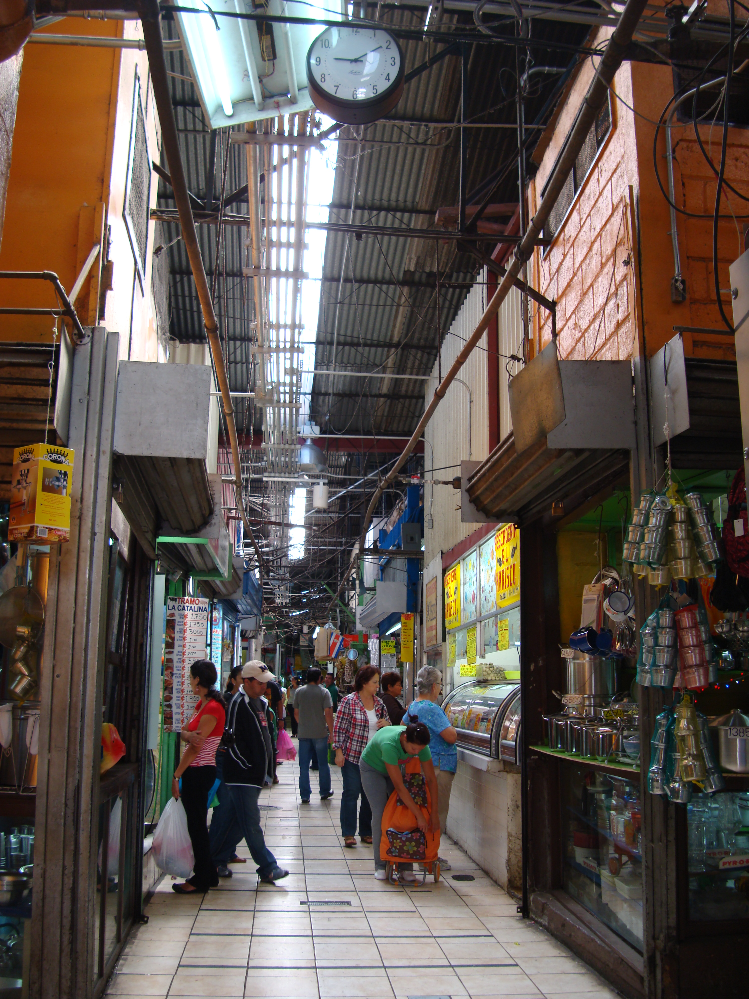 Pasillo interior del Mercado Central de San José